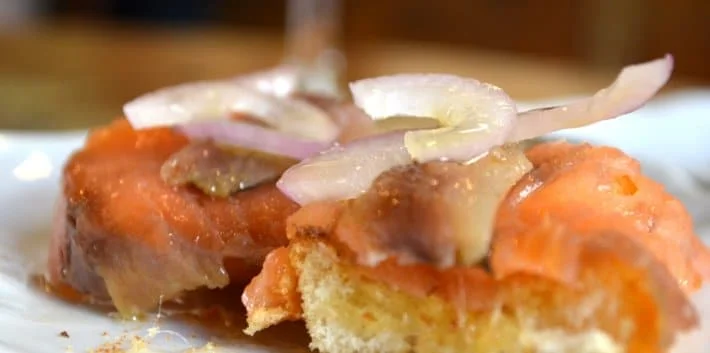 pintxos-saumon-anchois-oignon-rouge