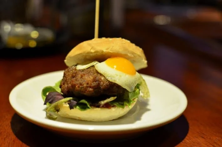 burger-boulette-de-volaille-oeuf-de-caille-pays-basque
