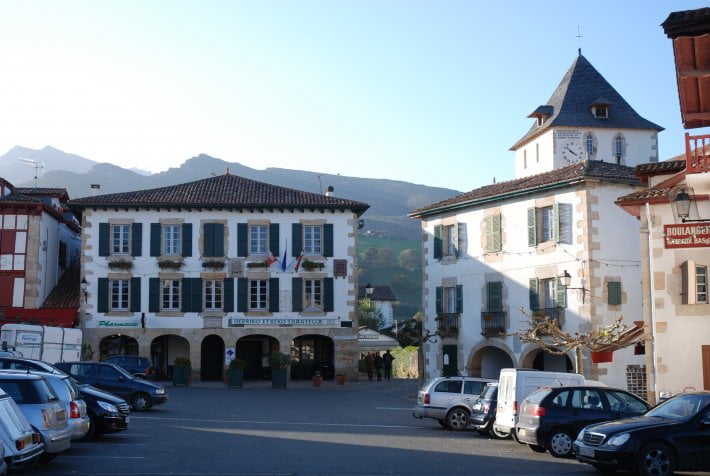 sare-mairie-clocher-pays-basque
