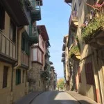 hondarribia-ville-frontaliere-pays-basque-mur-facade-rue
