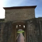 hondarribia-ville-frontaliere-pays-basque-vue-mer-monument