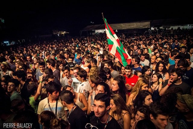 FOULE-ehz-festival-pays-basque-plein-air-drapeau