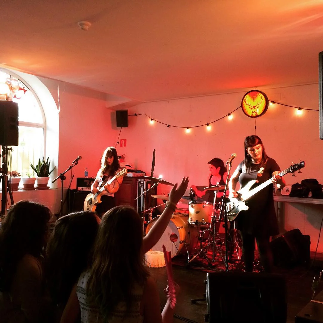 une-journee-dans-le-quartier-de-san-sebastian-gros-pays-basque-groupe-de-musique