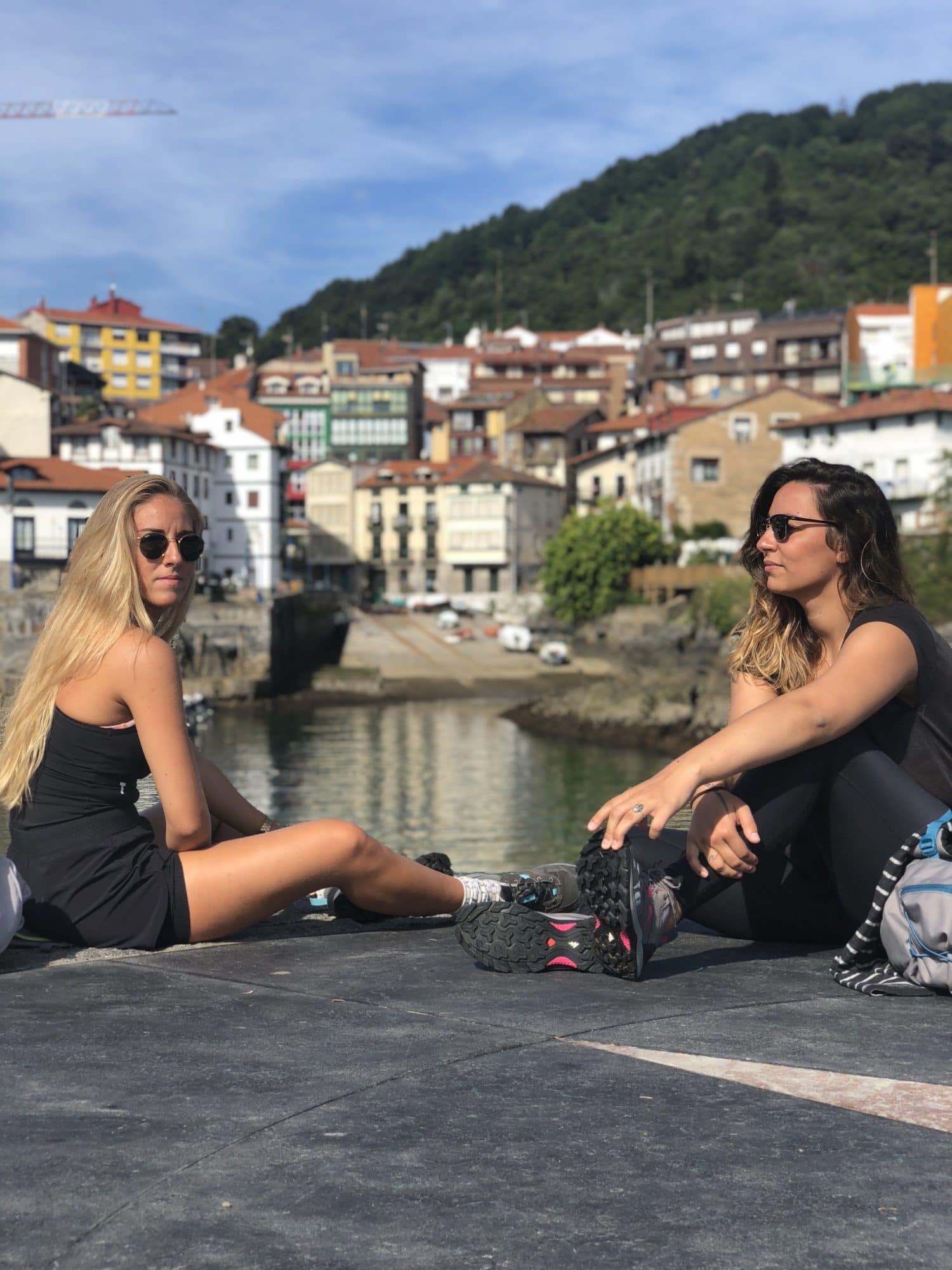 Ombline-et-noriane-sur-les-routes-du-littoral-basque-pays-basque